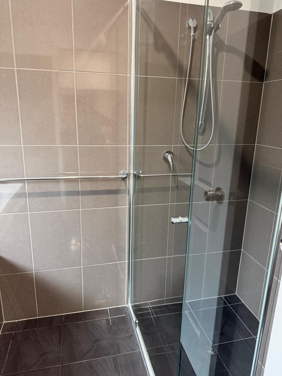 Streak-free shower recess and glass screen after end of lease clean - Adelaide